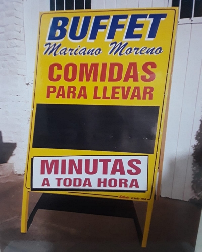 cartel publicitario de pie tipo caballete en zona oeste BUFFET